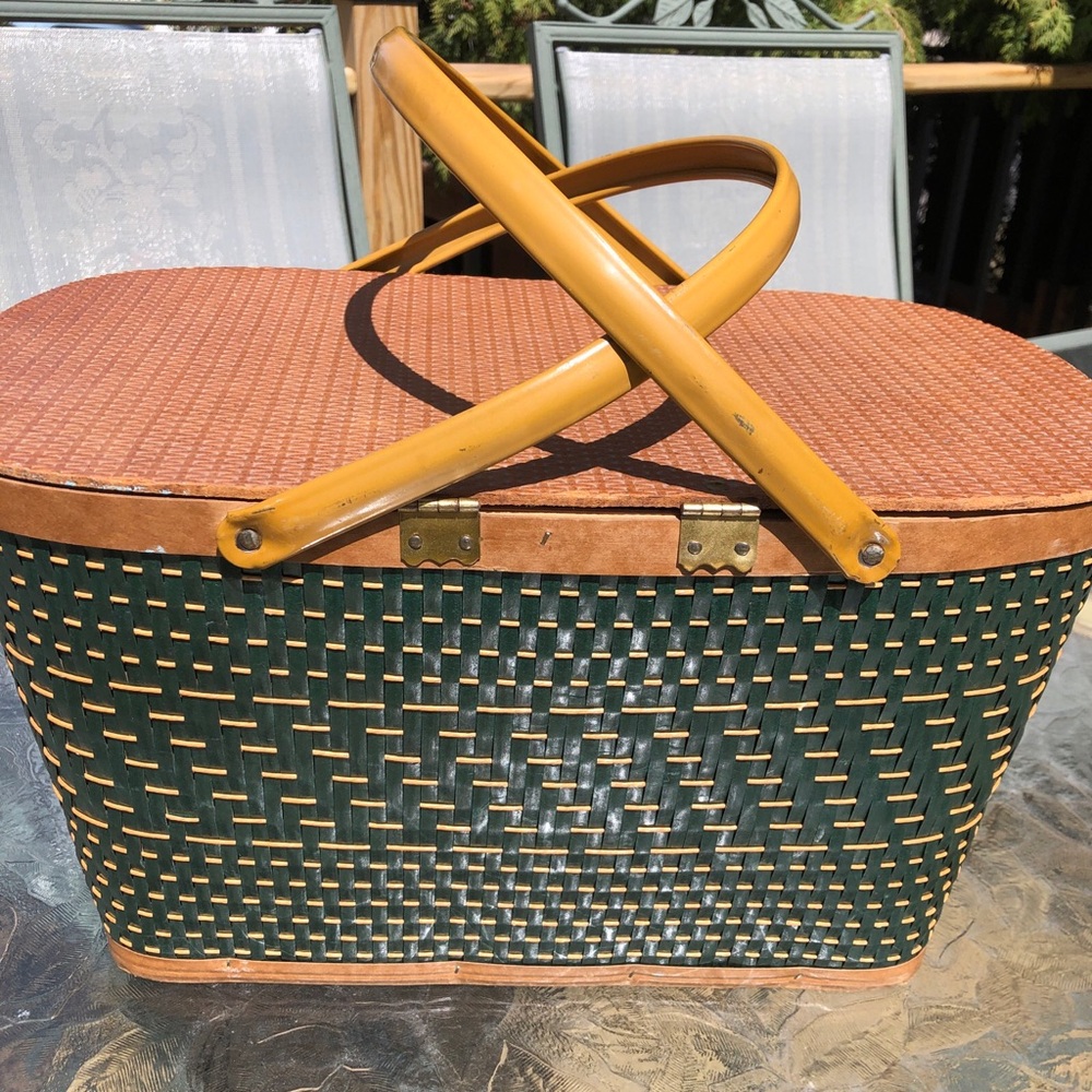 Vintage 1970s Picnic Basket Woven Wicker Metal Handles Hunter Green - Picture 3 of 14
